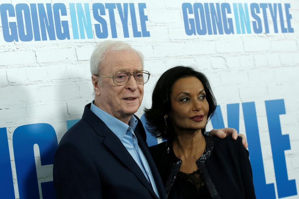 Michael Caine y Shakira Baksh