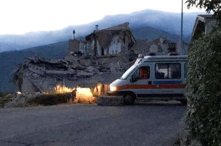 Una casa destruida se observa después de que un sismo sacudió a la localidad de Amatrice, en el centro de Italia, 24 de agosto del 2016. Un devastador terremoto sacudió el miércoles varias localidades del centro de Italia, dejando al menos 120 personas muertas, residentes atrapados bajo los escombros y un número indeterminado de desaparecidos. REUTERS/Emiliano Grillotti SÓLO PARA USO EDITORIAL. NO DISPONIBLE PARA LA REVENTA NI PARA ARCHIVOS.