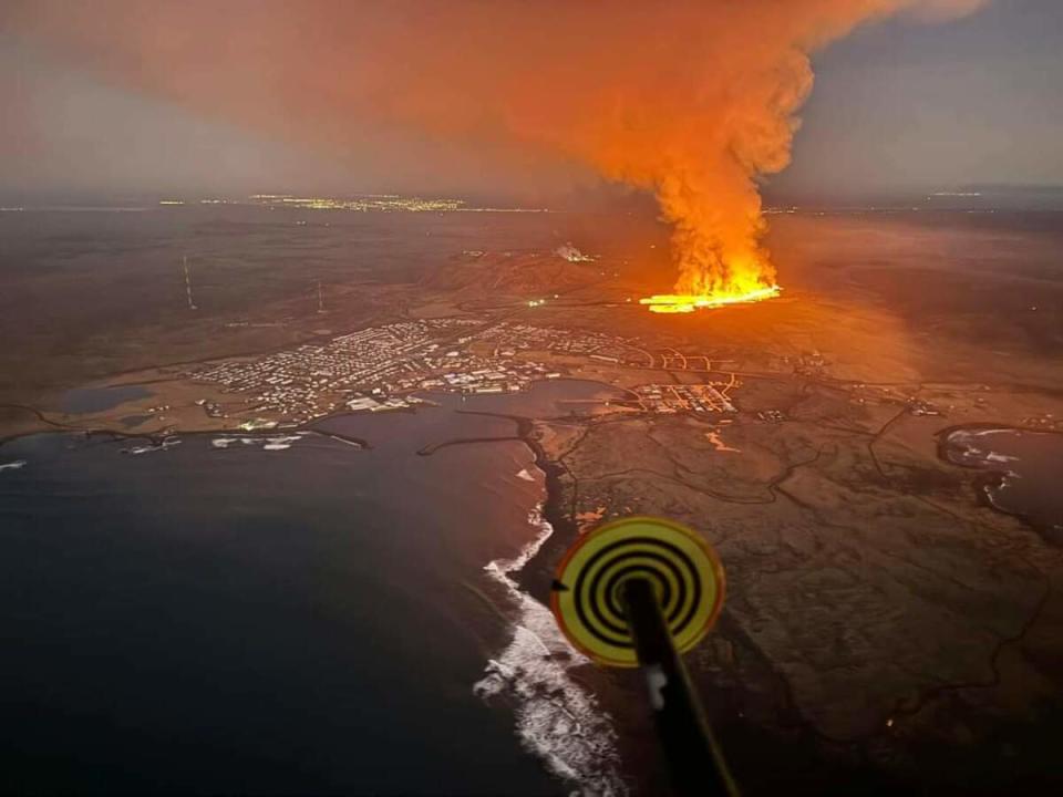 冰島火山爆發，幾乎吞噬漁村小鎮格林達維克，該國總統約翰內森在推特分享照片，提醒民眾注意。   圖：翻攝自凍島總統推特