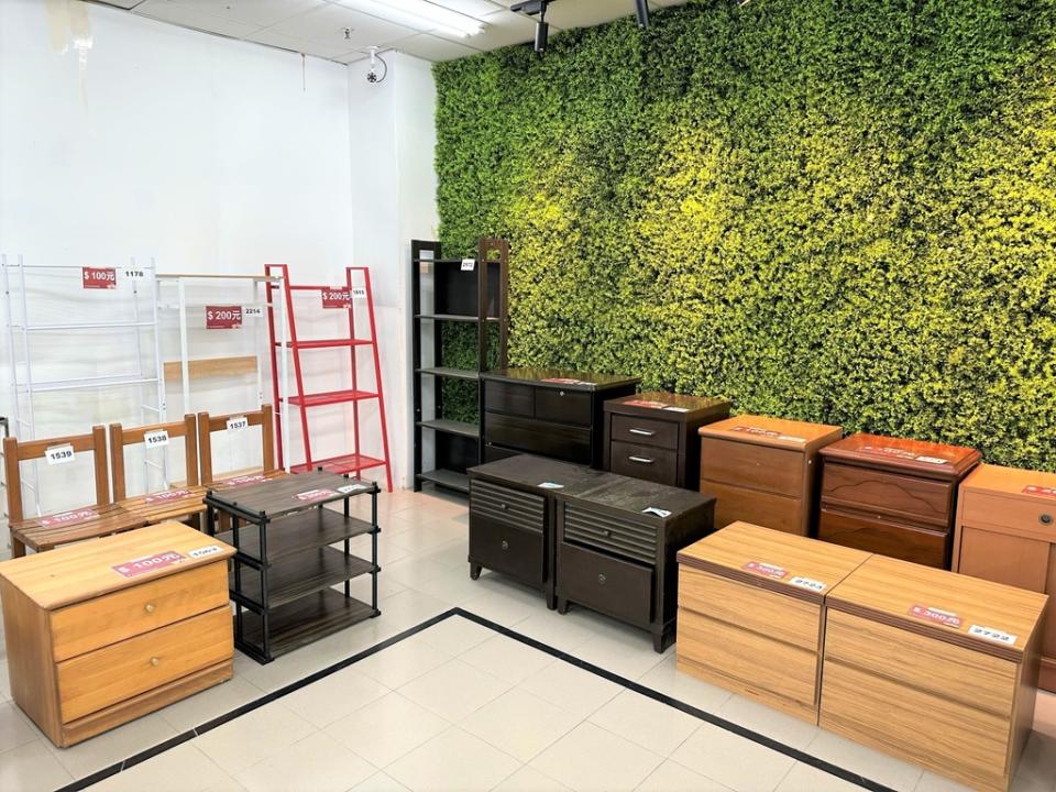 《圖說》新北再生家具展售中心有許多實用二手家具，歡迎民眾參觀選購。〈環保局提供〉