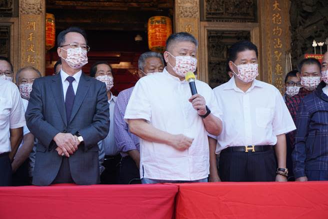 鎮瀾宮董事長顏清標（中） 遭媒體人指神棍綁架媽祖，他出面闢謠時激動握拳，明顯感受到怒氣。（王文吉攝）