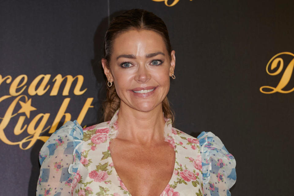 Denise Richards is under fire for not wearing a face mask during a recent flight. (Image via Getty Images)