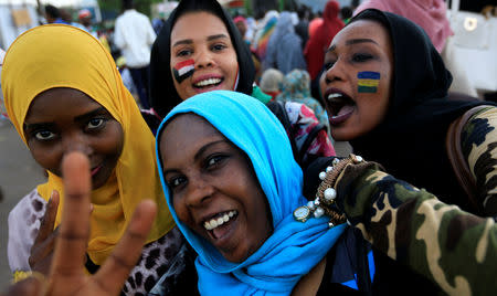 Sudanese demonstrators chant slogans and gesture to the camera as they attend a mass anti-government protest outside Defence Ministry in Khartoum, Sudan April 21, 2019. REUTERS/Mohamed Nureldin Abdallah