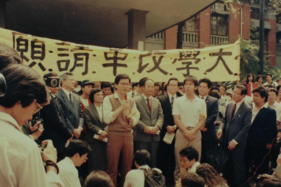 總統府秘書長林佳龍過往參與野百合學運。   圖：翻攝自林佳龍臉書