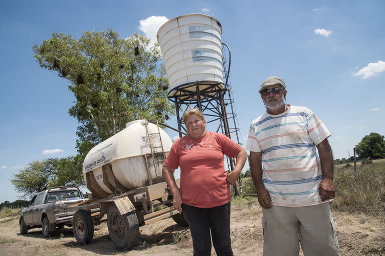 Hugo Ramos y su esposa Mónica Fernández hacen varios viajes por día para buscar agua para sus vacas