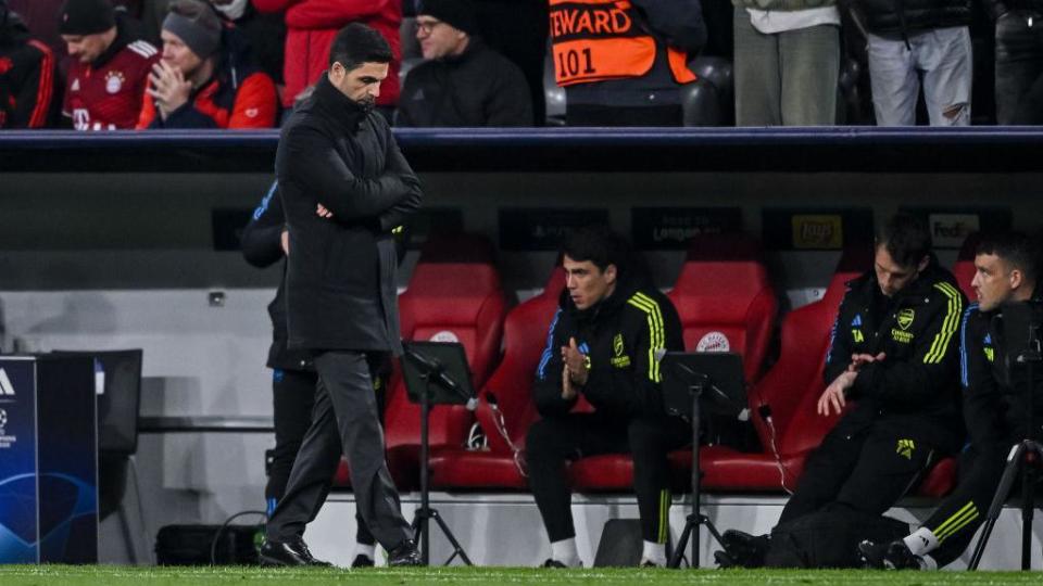 Mikel Arteta looks dejected