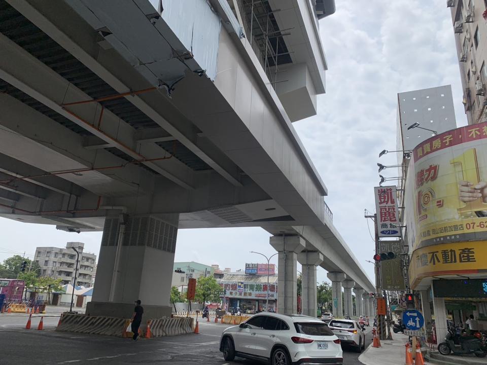 捷運岡山車站朝6月底通車目標邁進，當地民眾反映，捷運高架軌道進入中山南路後緊鄰民宅，在未設隔音牆下，列車行經聲音非常大，相當擾民。記者宋原彰／攝影