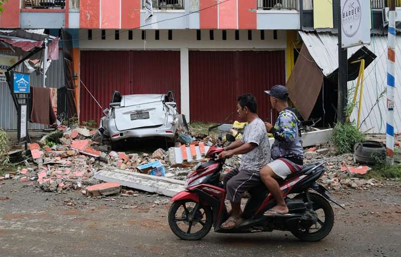 印尼東部蘇拉威西島15日發生規模6.2強震，至少34人死亡、600餘人受傷。（AP）