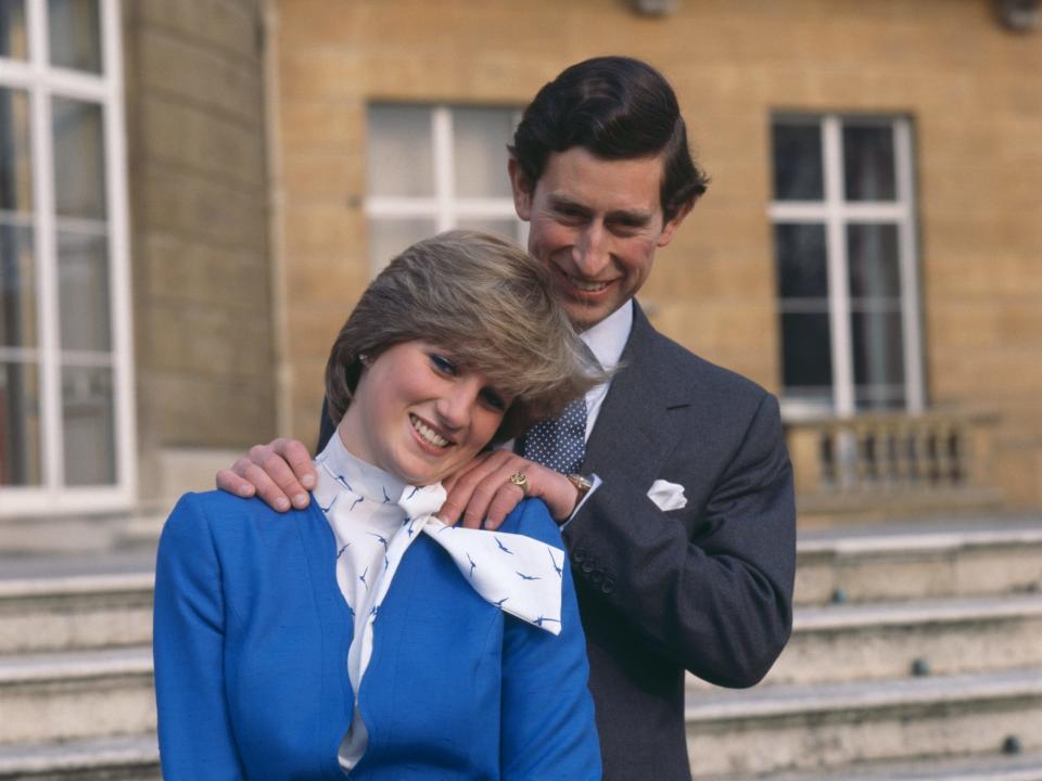 Prinz Charles und Prinzessin Diana nach der Bekanntgabe ihrer Verlobung im Jahr 1981. - Copyright: Hulton Archive/Getty Images