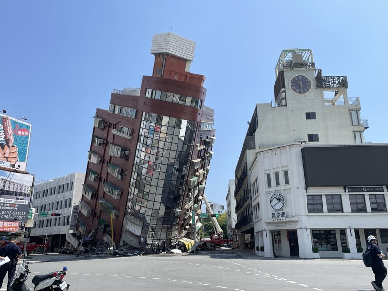 強震衝擊花蓮  老洋房餐廳「黑金通」宣布歇業 0403地震後，花蓮觀光產業受到衝擊，陸續有店家歇 業，位於天王星大樓旁的老洋房餐廳「黑金通」4日 宣布將於9月1日歇業。圖為4月3日強震，天王星大樓 傾斜倒塌。 中央社記者張祈攝  113年7月5日 