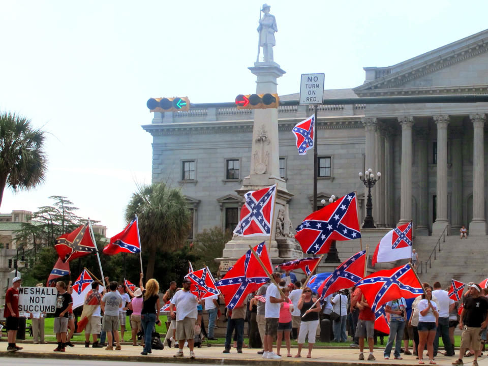 La extrema derecha se ha manifestado incluso tras matanzas como las de Charleston (AP Foto/Bruce Smith)