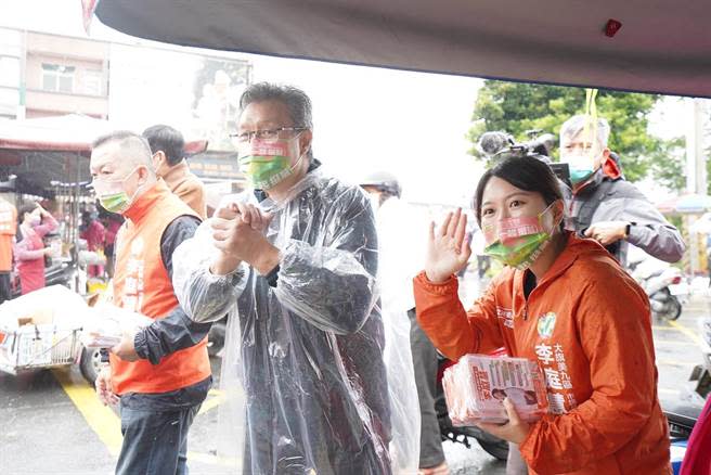 民進黨大旗美市議員參選人李庭慧（前右）與藝人楊烈向民眾拜票，尋求支持。（李庭慧提供／林瑞益高雄傳真）