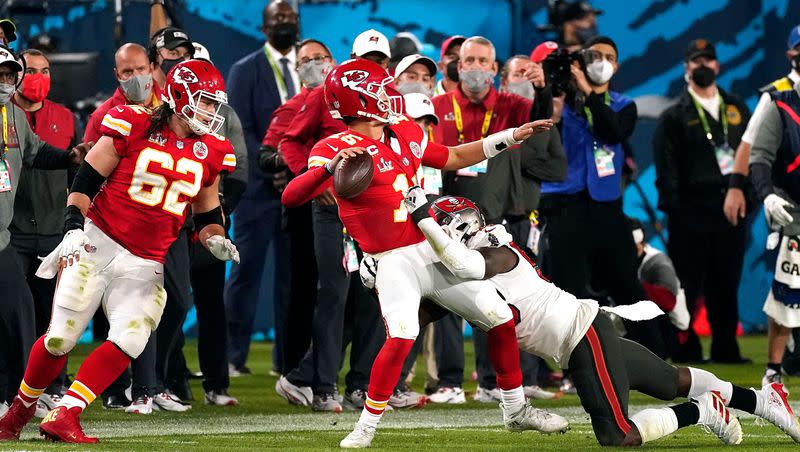 Kansas City Chiefs QB Patrick Mahomes (15) attempts to get off a pass while being pressured by Tampa Bay Buccaneers LB Shaquil Barrett (58) during the Super Bowl on Sunday. Feb. 7, 2021, in Tampa, Fla.