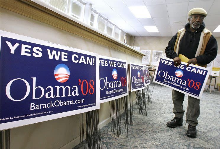 Ein Unterstützer mit Obama-Plakaten während des Wahlkampfs 2008. (Bild: Rick Bowmer/AP)