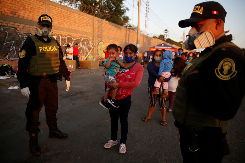 Imagen de archivo de personas fuera de una base de la Fuerza Aérea peruana espernado por vuelos que los lleven de regreso al la amazonía local en medio de la propagación del coronavirus, en Lima, Perú