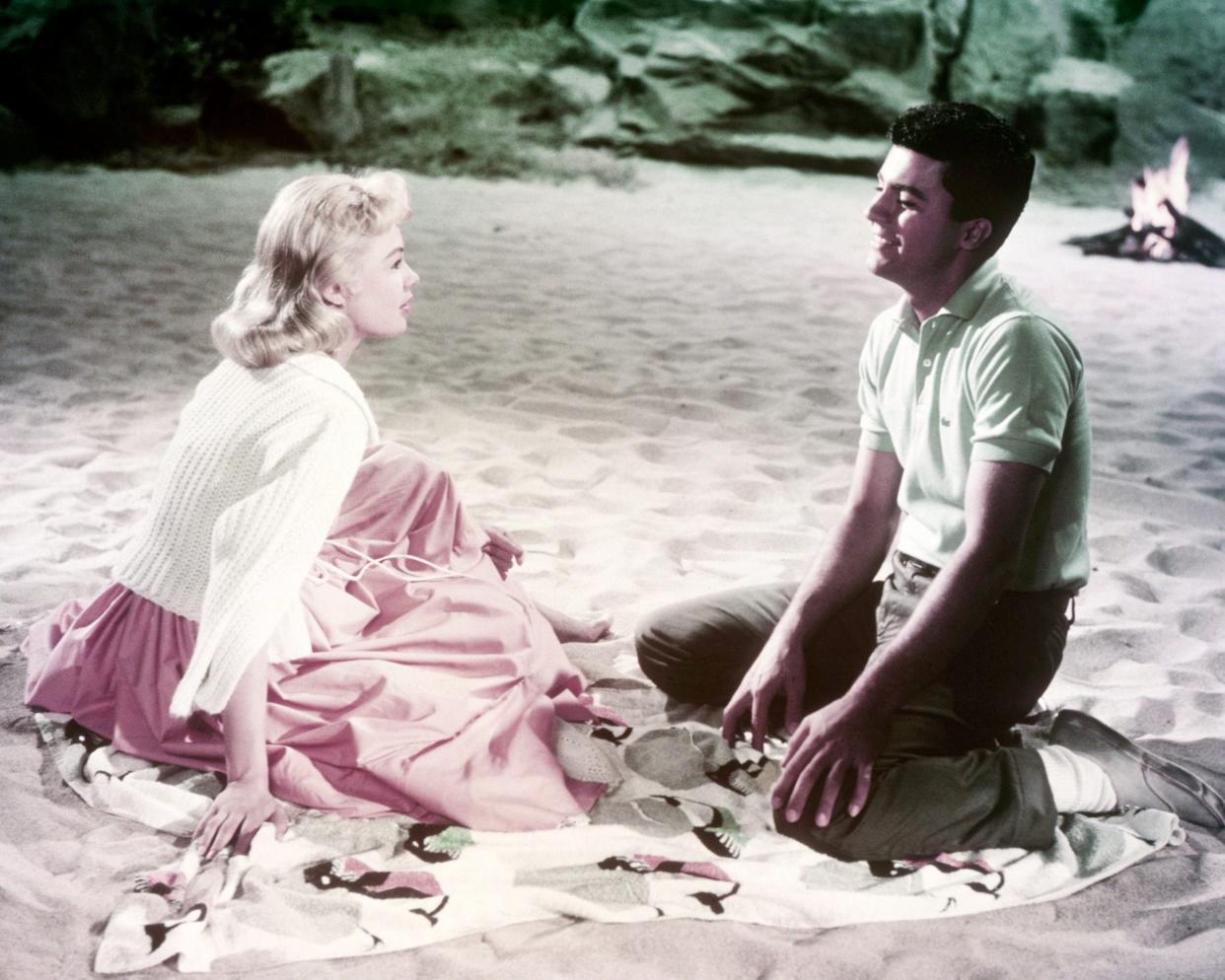 Sandra Dee as Frances 'Gidget' Lawrence and James Darren as Moondoggie in Gidget, 1959