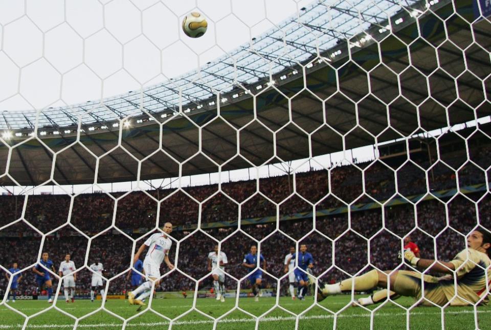 Zidane anotando el gol en el arco de Buffon