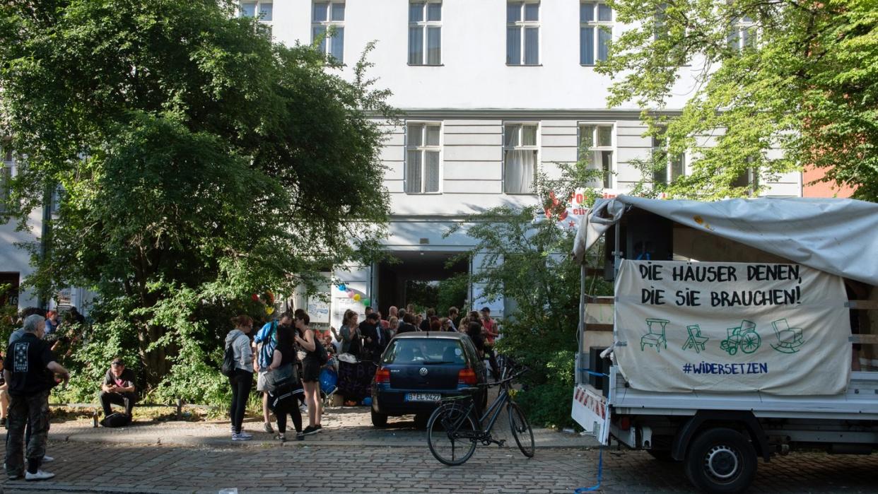 Haus an der Reichenberger Straße in Kreuzberg.  Es gehört zu mehreren Objekten, die von einem Bündnis besetzt worden sind. Foto: Paul Zinken