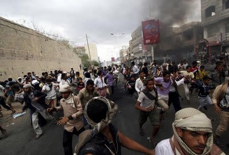 Anti-Houthi protesters run as pro-Houthi police troopers open fire in the air to disperse them in Yemen's southwestern city of Taiz March 23, 2015. REUTERS/Anees Mahyoub