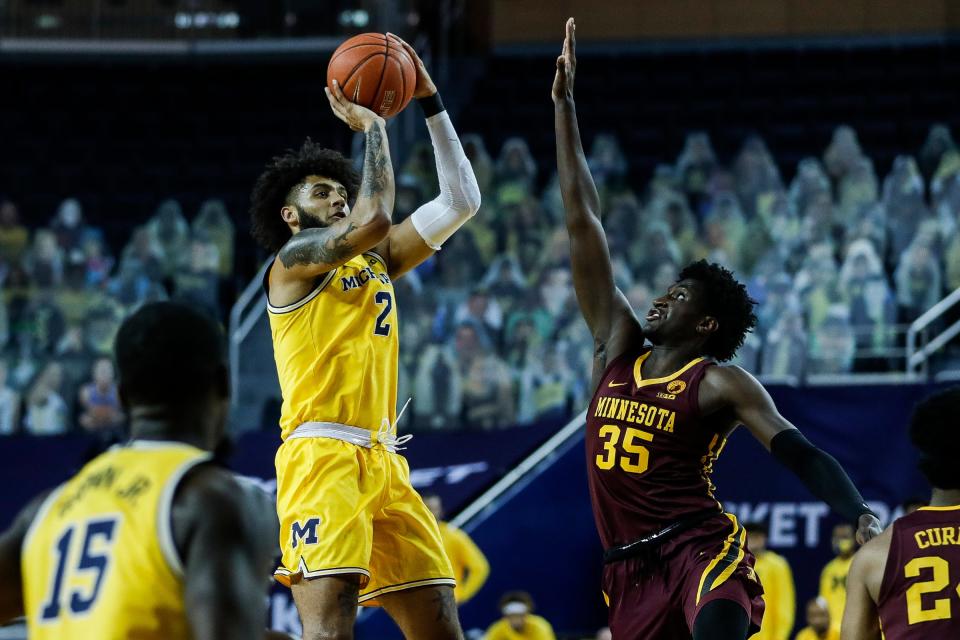 Michigan forward Isaiah Livers (2) makes a jump shot against Minnesota forward Isaiah Ihnen (35) during the first half at the Crisler Center in Ann Arbor on Wednesday, Jan. 6, 2021.