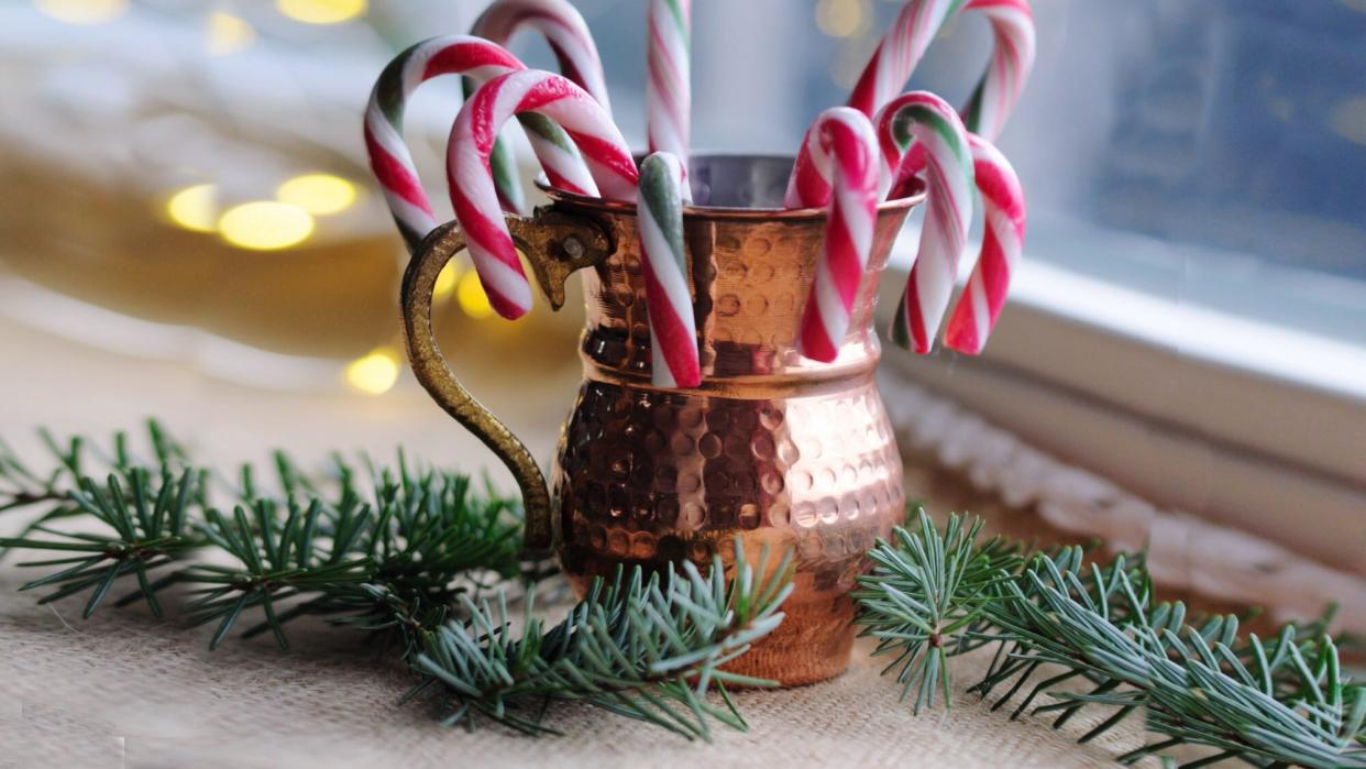 holiday-decorating-tips-mr-christmas: candy canes in mug