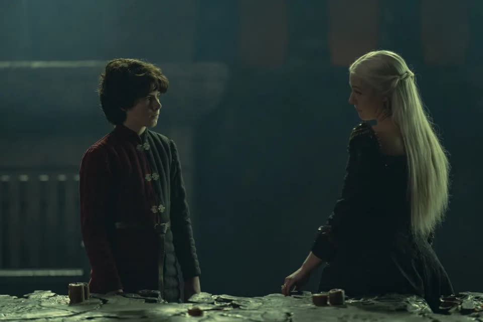 Elliot Grihault als Prinz Lucerys ‚Luke‘ Velaryon & Emma D'Arcy as Prinzessin Rhaenyra Targaryen in der ersten Staffel von „House of the Dragon“. (HBO/Sky)