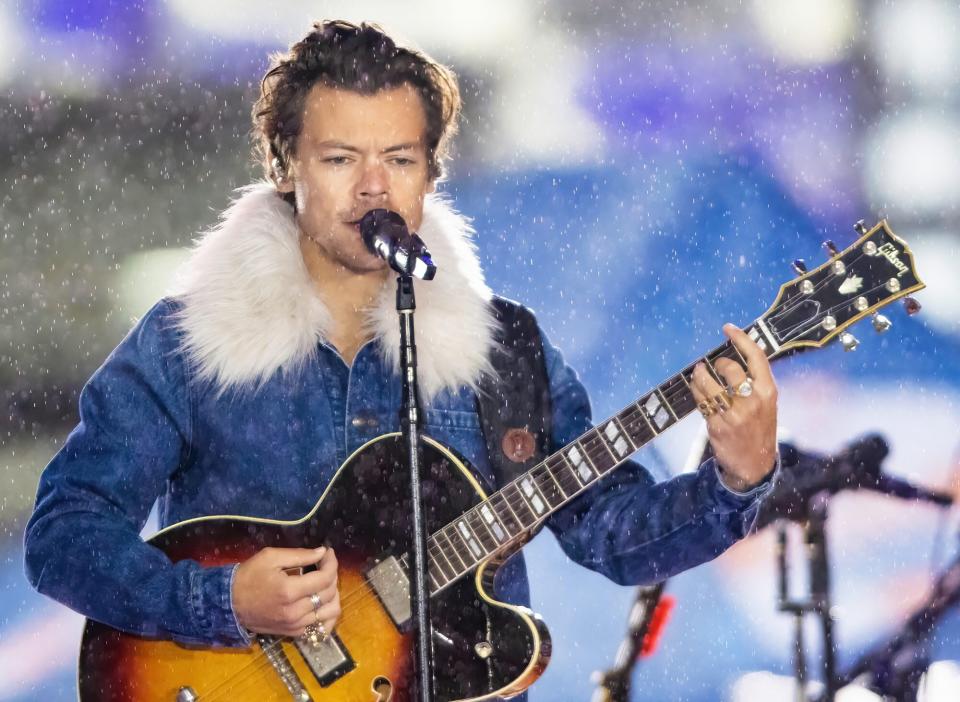 NEW YORK, NEW YORK - MAY 19: Singer-songwriter Harry Styles performs during a rehearsal on NBC's 