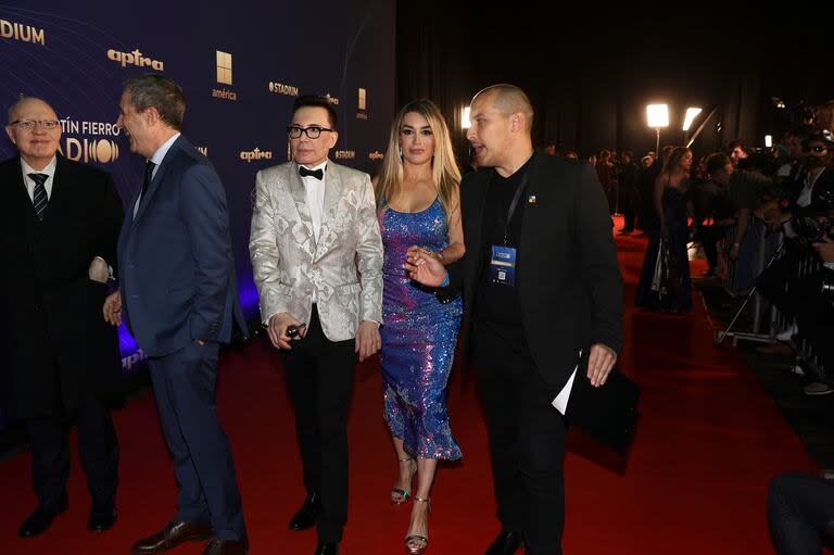 “Estoy muy feliz por todo el cariño”, arrancó su nota en la alfombra roja Fátima Florez. La artista habló de su emoción por el show en el Luna Park y llegó junto a su coestrella de obra, Marcelo Polino. Además, recordó que empezó en la radio con Luis Ventura. Para la noche eligió un vestido azul tornasolado. “¿Lo extrañás a Javier?”, le preguntó Florencia de la V en relación con su expareja, Javier Milei, presidente de la Nación. Con imitaciones, la humorista evitó responder a la pregunta del millón