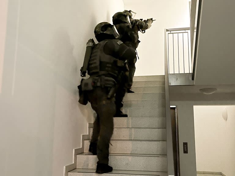 Fotografía difundida y tomada el 3 de mayo de 2023 por la policía bávara (Bayerisches Landeskriminalamt) muestra a policías fuertemente armados entrando en un edificio en Múnich, sur de Alemania, como parte de una operación "a gran escala" contra la conocida mafia italiana 'Ndrangheta en toda Europa.