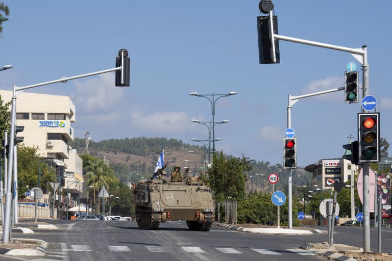 Soldados israelíes en un transporte blindado de personal en el norte de la ciudad israelí Kiryat, Shmona, el viernes 20 de octubre de 2023. (AP Foto/Baz Ratner)