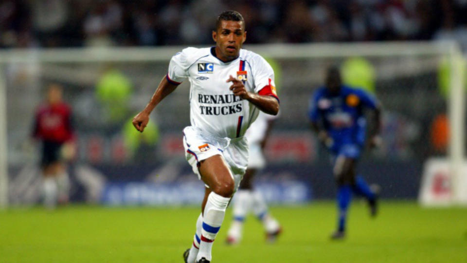 <p>De l’OM à Monaco en passant par le Barça, le buteur brésilien a brillé partout où il est passé. Surtout à Lyon, avec notamment 2 titres de champion de France (2002 et 2003) et 2 titres de meilleur buteur de L1 (2000 et 2001). </p>