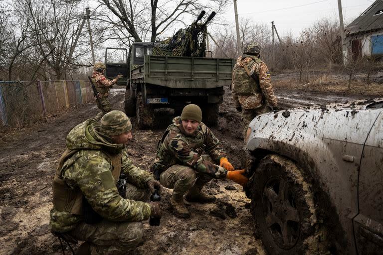 Militares ucranianos, en Bakhmut. (Lynsey Addario/The New York Times)