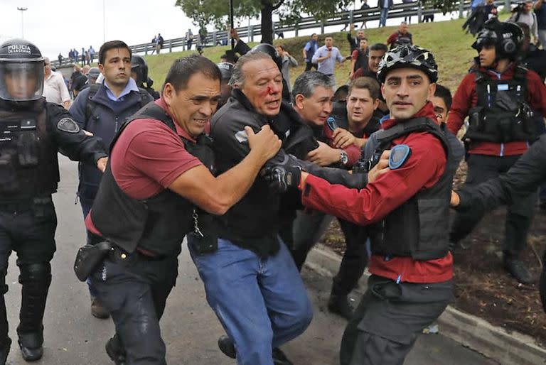 Así se llevaron a Sergio Berni luego de ser agredido