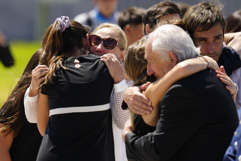 Cecilia Morel, viuda del expresidente chileno Sebastián Piñera, abraza a sus familiares mientras espera en el aeropuerto la llegada de los restos del exmandatario que después irán al Congreso en Santiago, Chile, el miércoles 7 de febrero de 2024. El dos veces presidente de Chile murió el 6 de febrero en un accidente de helicóptero a sus 74 años. (AP Foto/Esteban Félix)