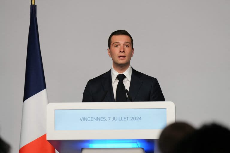 El presidente del partido de extrema derecha francés Rassemblement National (RN), Jordan Bardella, habla durante la noche electoral del partido tras los primeros resultados de la segunda vuelta de las elecciones legislativas de Francia en París el 7 de julio de 2024.