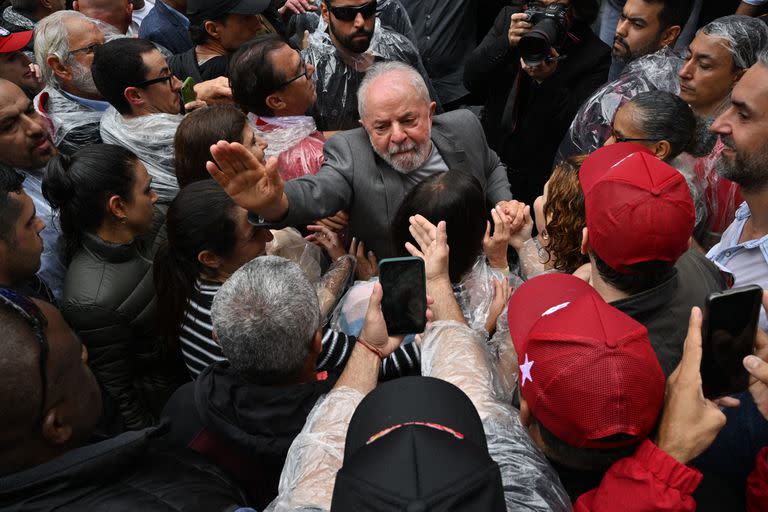 Lula salida a simpatizantes en el cierre de la campaña. (Photo by NELSON ALMEIDA / AFP)