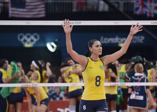 Jaqueline Carvalho celebra tras obtener la medalla de oro en voleibol femenino tras vencer a Estados Unidos en la final de los Juegos Olímpicos de Londres 2012. (AFP | manan vatsyayana)