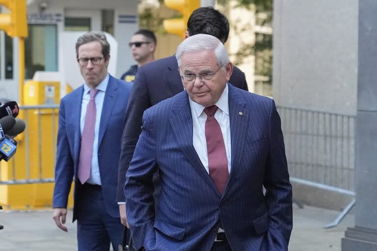 El senador Menendez deja la corte federal de Manhattan tras ser declarado culpable