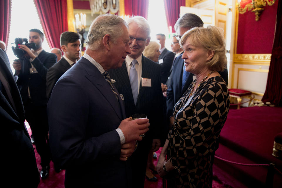 ARCHIVO - En esta foto del 14 de mayo de 2014, el príncipe Carlos de Inglaterra conversa con la autora canadiense y profesora de la Universidad de Oxford Margaret MacMillan durante una recepción para canadienses que viven y trabajan en el Reino Unido, en el Palacio de St James en Londres. (AP Foto/Matt Dunham, Archivo)