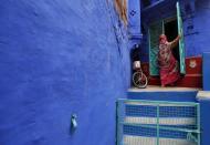 Una mujer en la puerta de su casa en Jodhpur, en la ciudad azul de La India.