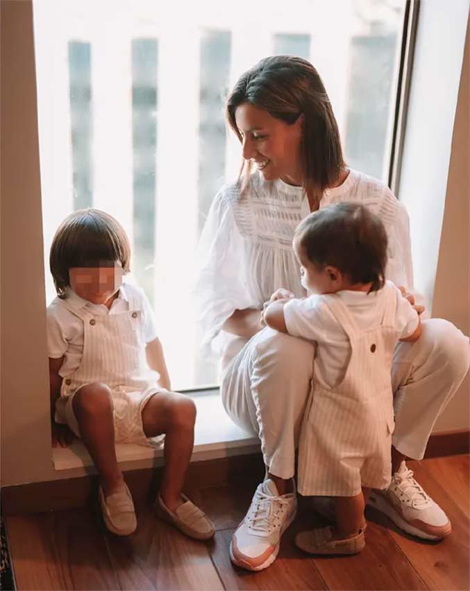 Ana Boyer con sus dos hijos