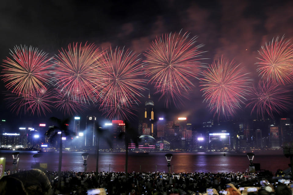 煙花海景無煙花　網民：買煙花景樓盤搵笨！(AP Photo/Kin Cheung)