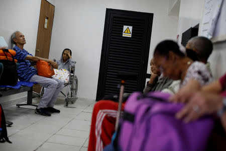 Kidney disease patients and their relatives wait at the waiting room of a dialysis center in Caracas, Venezuela February 6, 2018. REUTERS/Carlos Garcia Rawlins