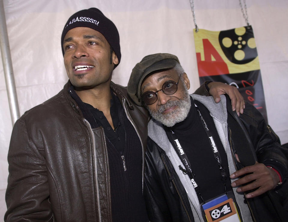 ARCHIVO - Mario Van Peebles, izquierda, y su padre Melvin llegan al estreno de "Baadasssss!" el 20 de enero de 2004, en el Festival de Cinde de Sundance en Park City, Utah. Melvin Van Peebles, un dramaturgo de Broadway, músico y director de cine cuyo trabajo abrió paso a las películas de “blaxploitation” en la década de 1970, ha muerto. Tenía 89 años. Su familia dijo que Van Peebles falleció el 21 de septiembre de 2021 en su casa en Nueva York. (Foto AP/Douglas C. Pizac, archivo)