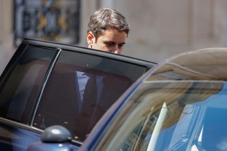 El primer ministro de Francia, Gabriel Attal, se marcha en coche de la reunión semanal de gabinete en el Palacio del Elíseo, en París, el 16 de julio de 2024 (Ludovic Marin)