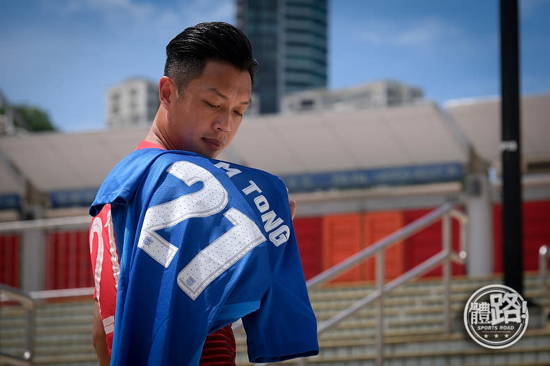 唐建文身上披著兩件最有紀念價值的球衣：首年代表傑志出戰亞冠盃的主場波衫，以外首次在主場代表港足的球衣。