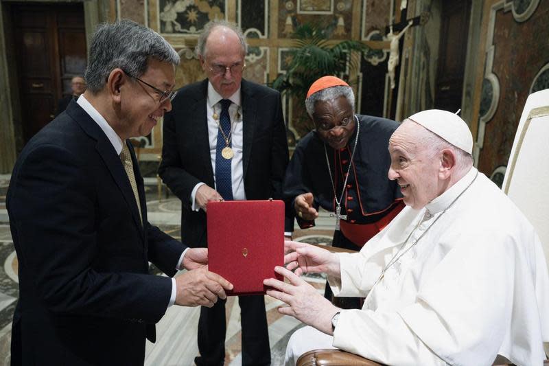 陳建仁（左）月初到梵諦岡見教宗方濟各（右）。（翻攝Taiwan in Holy See 駐教廷大使館臉書）