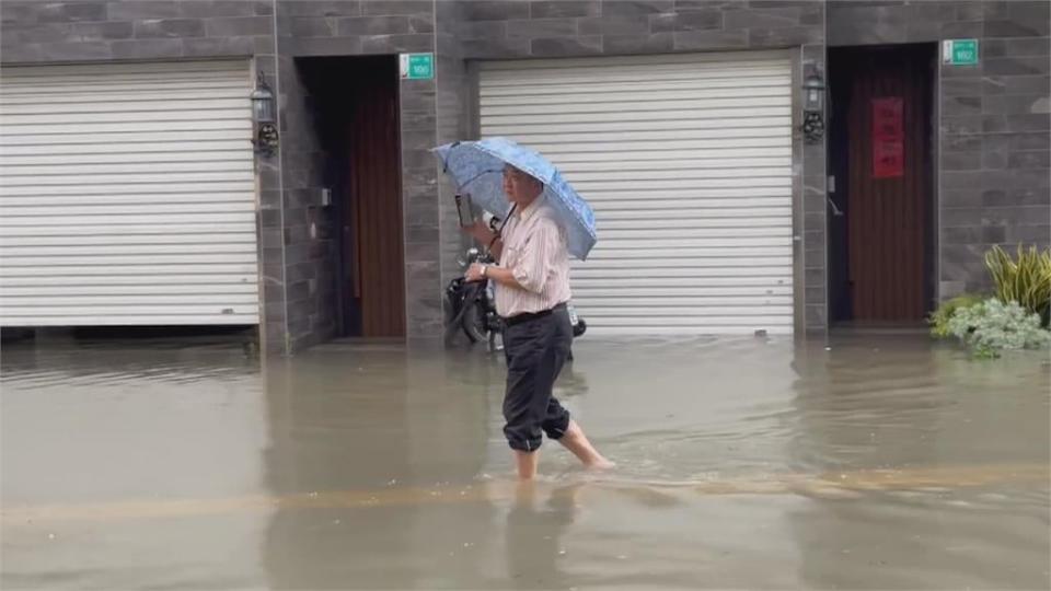 台南短時強降雨　仁德機場路附近大排現小瀑布