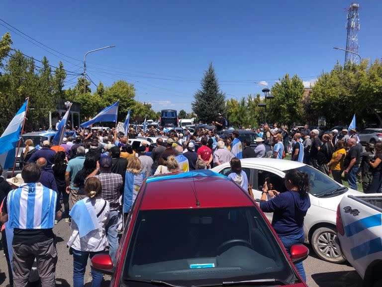 Los vecinos que se reunieron en Malargüe al finalizar la caravana en protesta por la cesión de tierras a mapuches