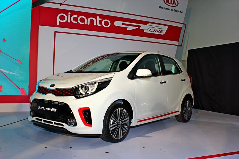 Picanto GT-Line擁有多項專屬外觀套件，如LED日行燈投射燈組，對比色呈現的雙色虎鼻水箱罩和大型雙色進氣壩以及前下擾流板。